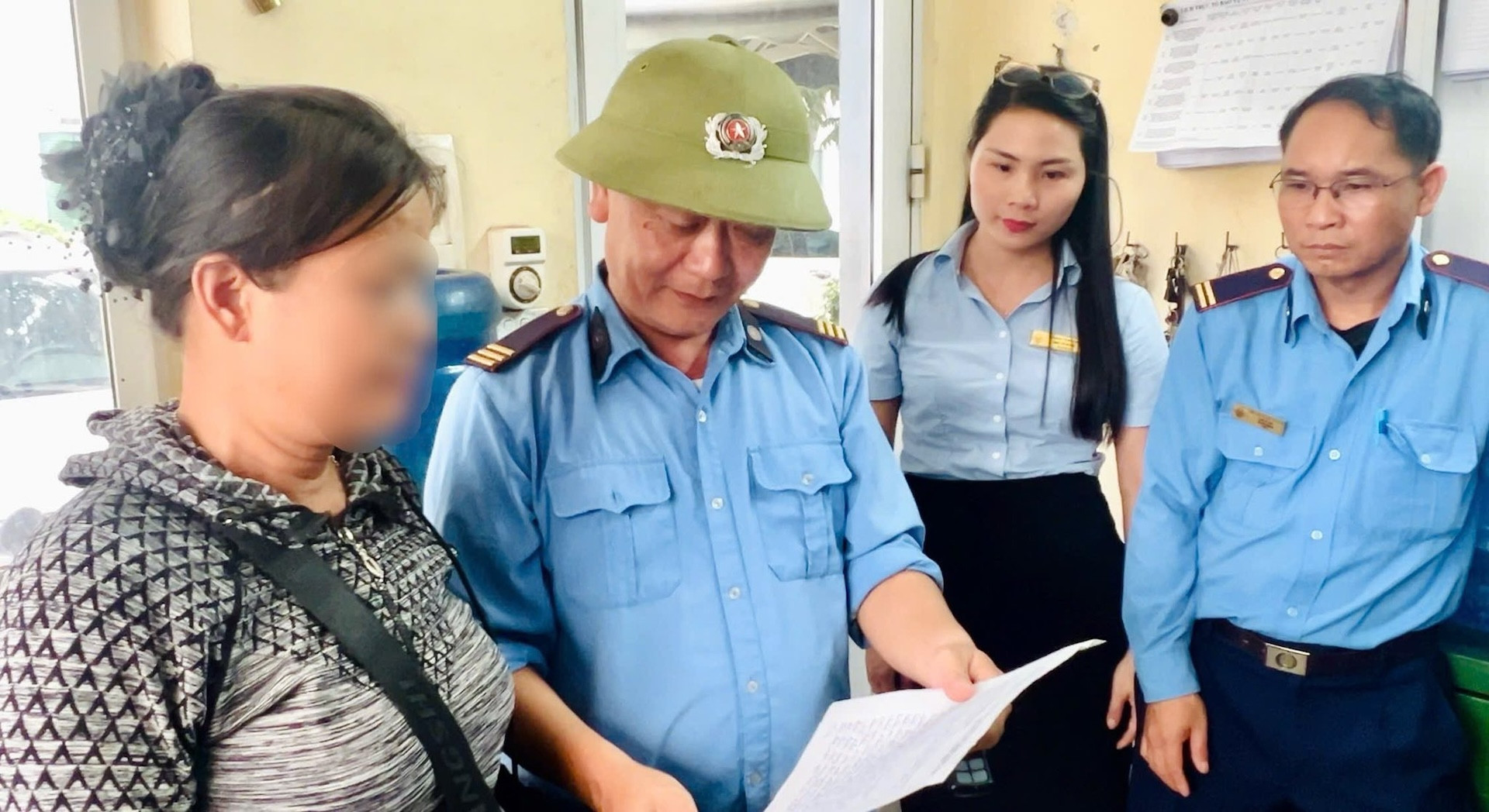 Dàn cảnh 'thăm hỏi bệnh tình', mồi bán thuốc trong bệnh viện trung ương