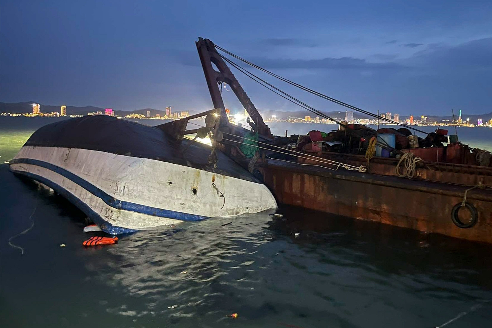 MC Thảo Vân, ca sĩ Hòa Minzy và các nghệ sĩ đau buồn vụ lật tàu ở Quảng Ninh