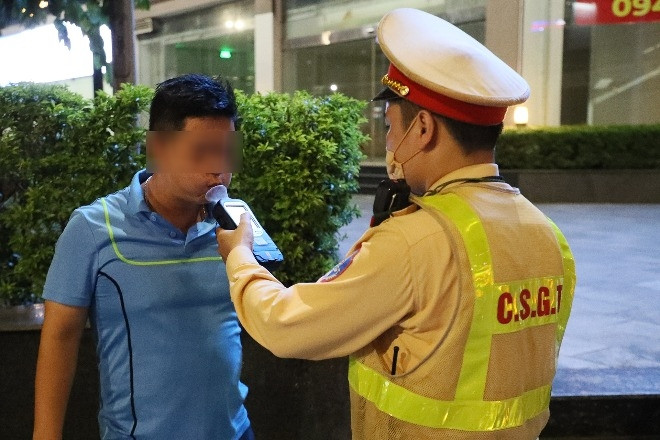Nam tài xế ở Hà Nội vi phạm nồng độ cồn vì người yêu hỏi: 'Anh có yêu em không?'