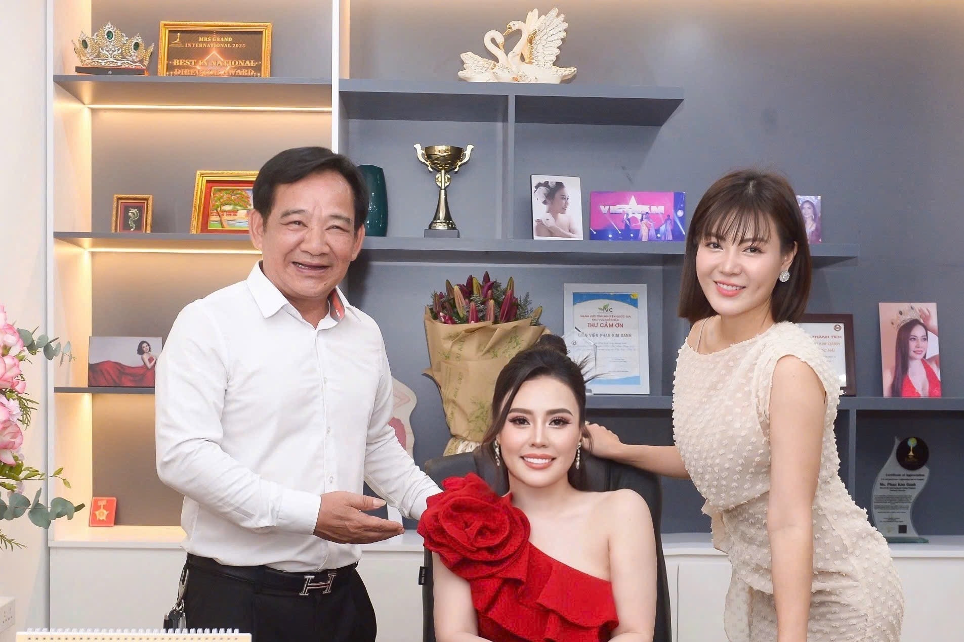 Nghệ sĩ Quang Tèo chúc mừng hoa hậu Phan Kim Oanh lên chức giám đốc
