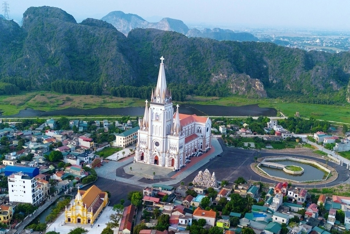 Độc đáo nhà thờ hình cây thánh giá ở miền cố đô