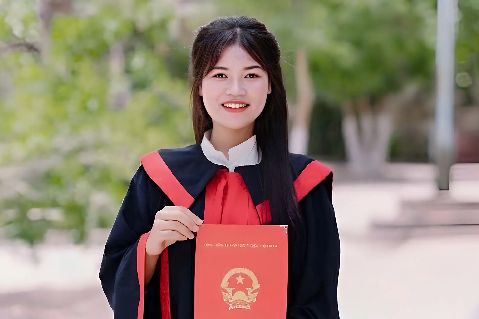 Nữ sinh nhận tin đỗ thủ khoa kép khi đang đi gặt lúa thuê cách nhà 30km