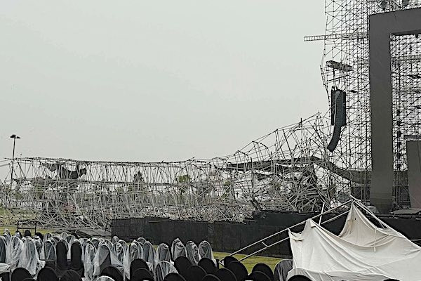 Sập sân khấu ca nhạc ở Quảng Ninh do ảnh hưởng của bão Wipha