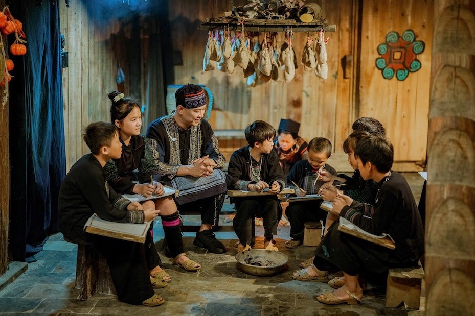 Siêu mẫu Hồ Đức Vĩnh hóa 'trai bản', hào hứng dạy tiếng Việt cho trẻ em H'Mông