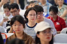 Thí sinh băn khoăn có được xét tuyển bằng tổ hợp, phương thức có điểm cao nhất?