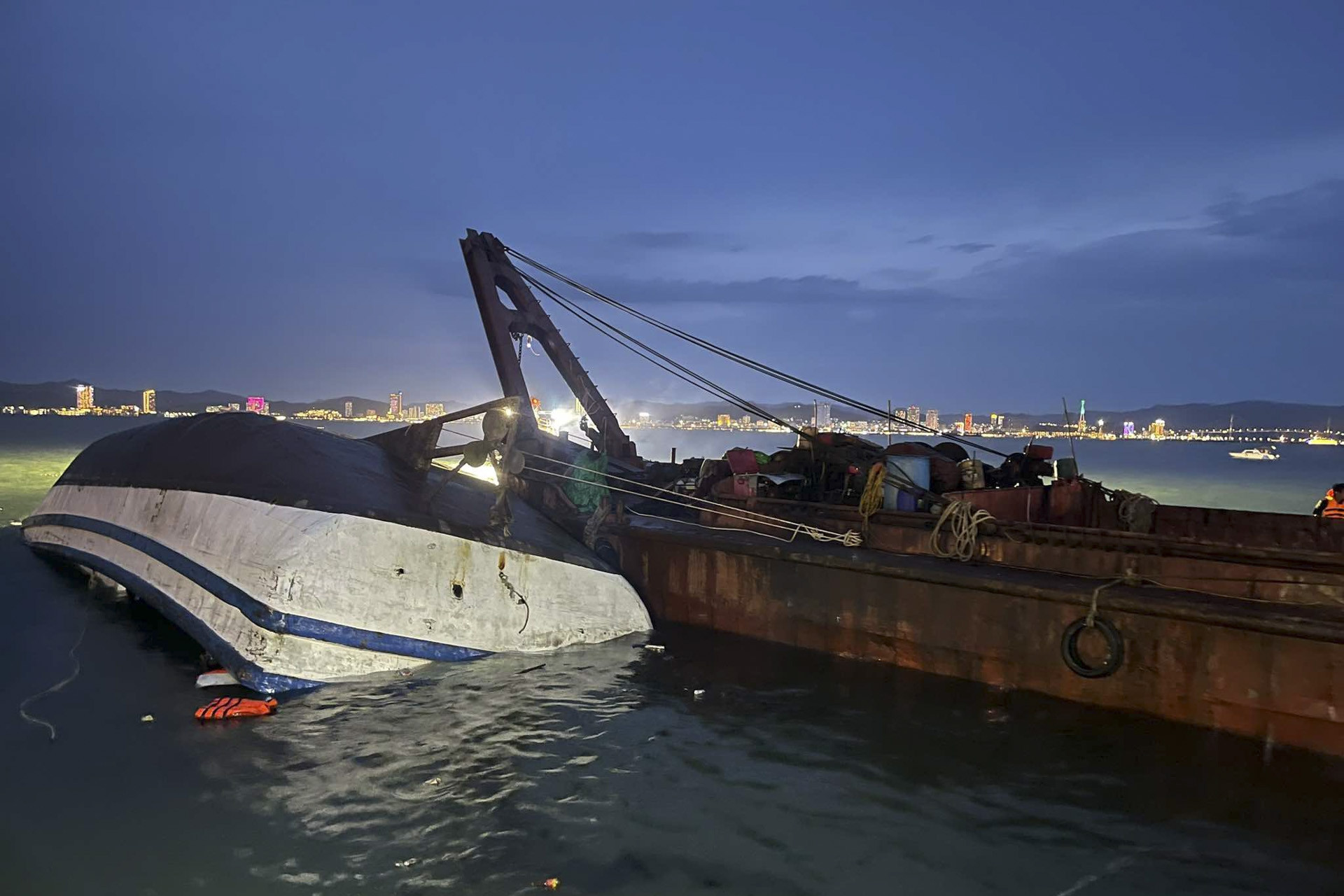 Trước khi bị lật ở Hạ Long, tàu du lịch đã mất tín hiệu GPS