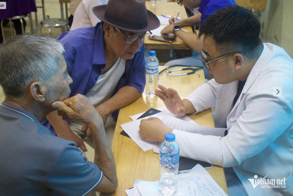 W-nguoi dan kham chua benh .png