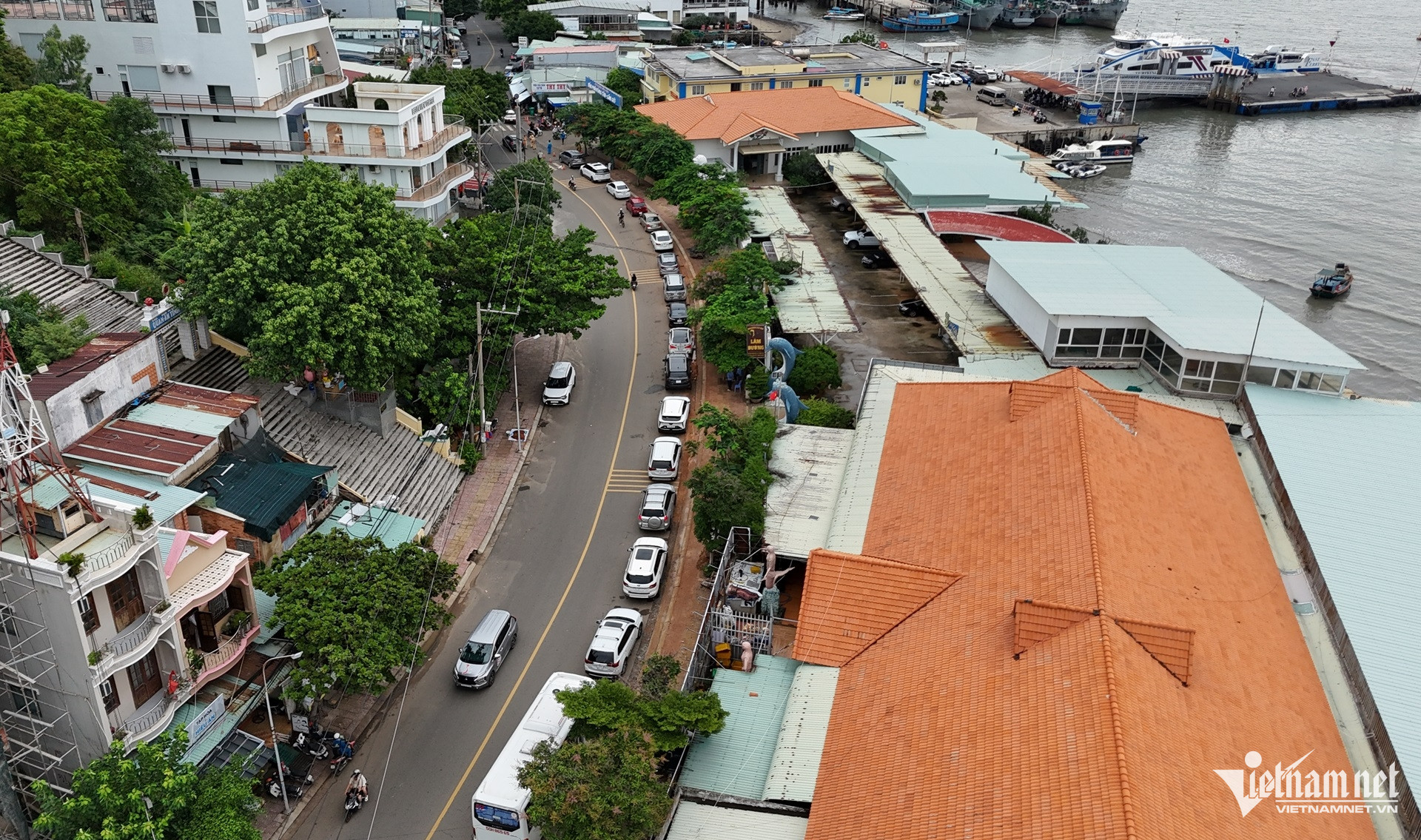 W-ô tô xếp hàng dài đi phà Vũng Tàu Cần Giờ né kẹt xe trên cao tốc về TPHCM.JPG.jpg