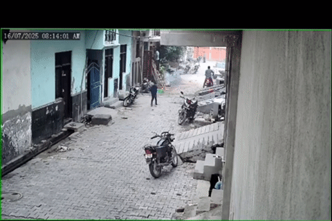 Xe Hyundai Venue mất lái gây tai nạn trên phố, nhiều trẻ em chạy tán loạn