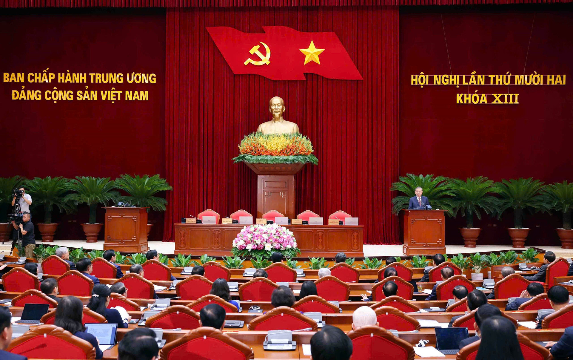 Thông cáo báo chí ngày làm việc thứ 2 và bế mạc hội nghị Trung ương lần thứ 12
