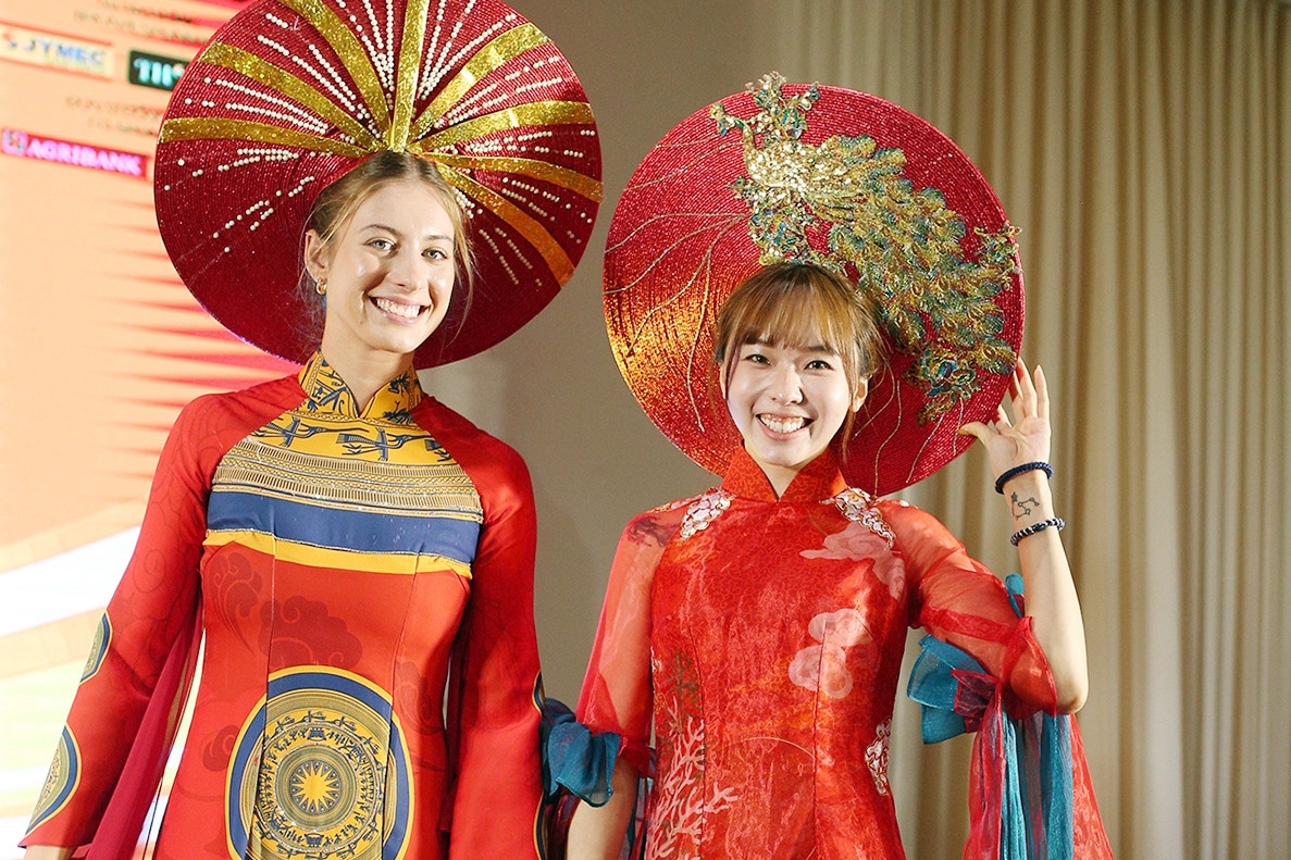 16 ứng viên Hoa khôi bóng chuyền VTV Cup rạng rỡ trong tà áo dài