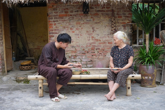 9X Thanh Hóa tái hiện mâm cơm xưa cùng bà ngoại, triệu người xúc động nhớ quê