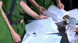 a4Cận cảnh khám xét.jpg
