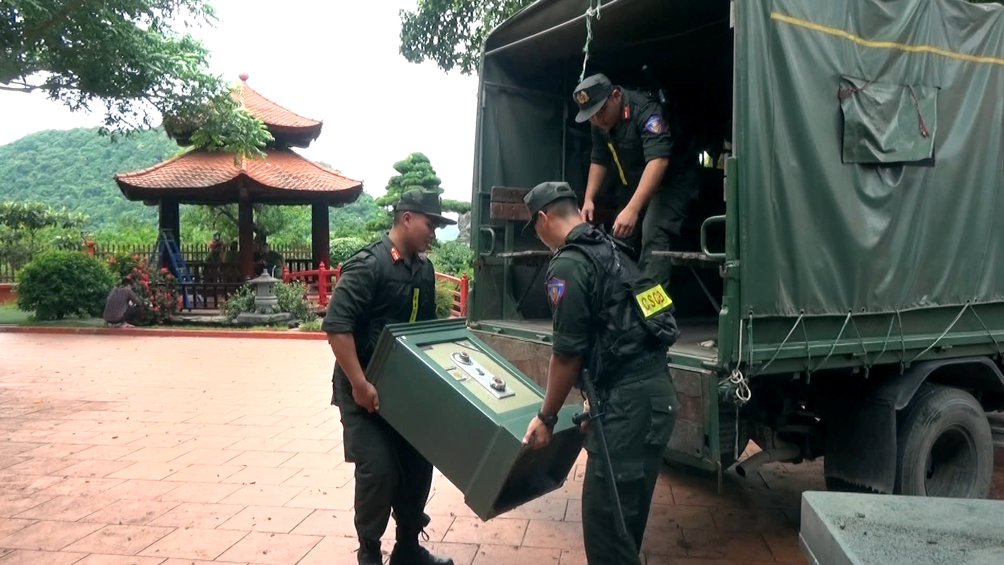 a5Cận cảnh khám xét.png