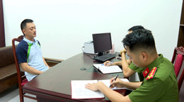 a6Cận cảnh khám xét.jpg