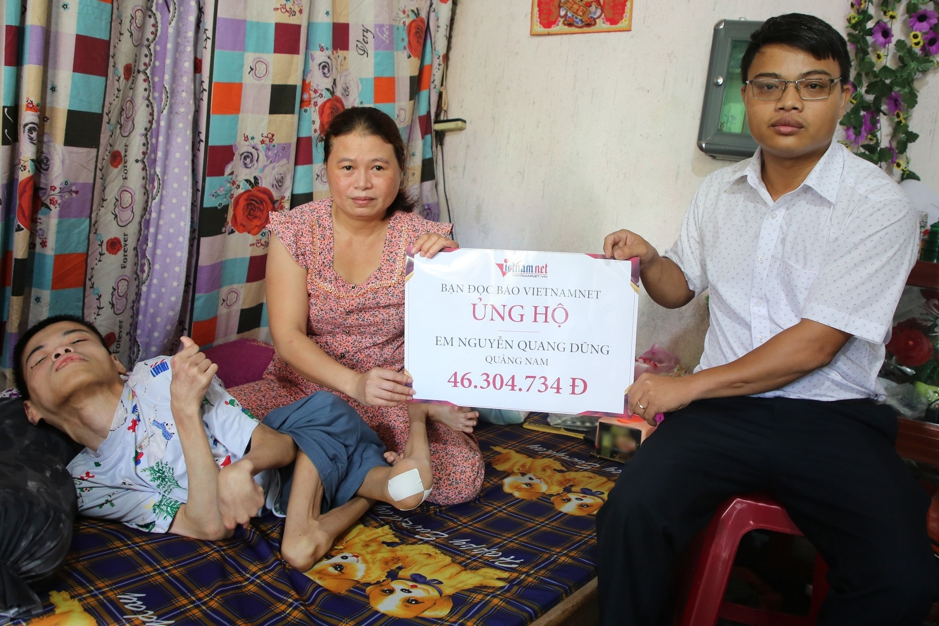 Báo VietNamNet trao hơn 46 triệu đồng giúp người mẹ nuôi con nằm liệt 17 năm