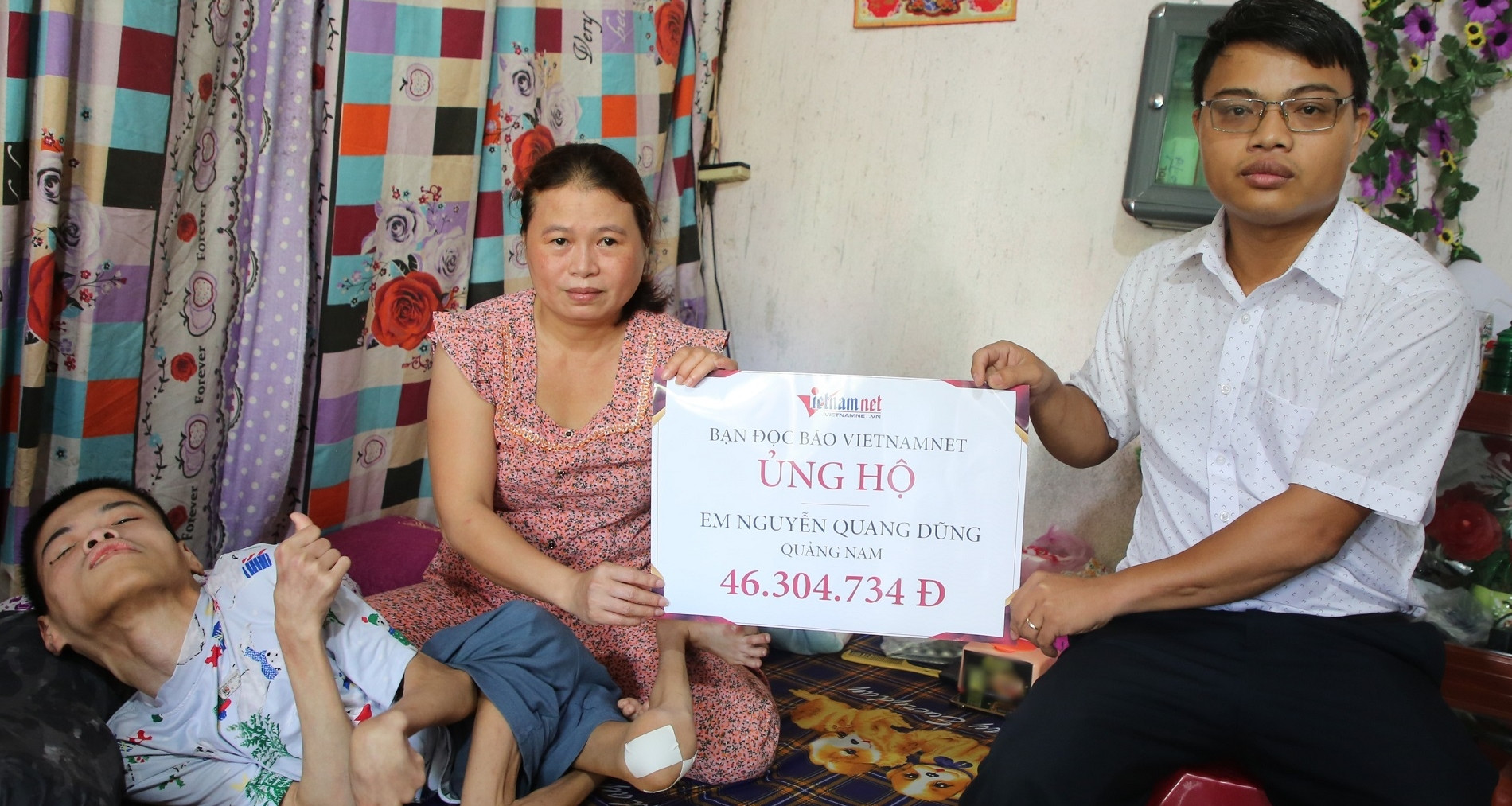 Báo VietNamNet trao hơn 46 triệu đồng giúp người mẹ nuôi con nằm liệt 17 năm