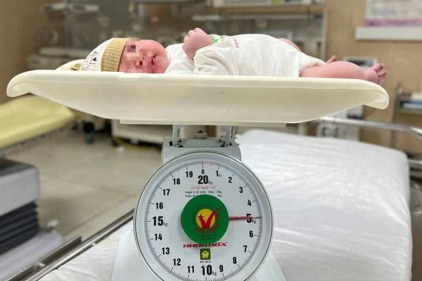Bé gái chào đời với cân nặng 5kg, ngang trẻ 2 tháng tuổi