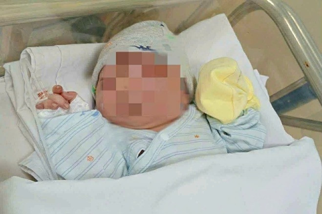 Bé gái sơ sinh còn nguyên dây rốn bị bỏ rơi bên bờ kênh ở TPHCM