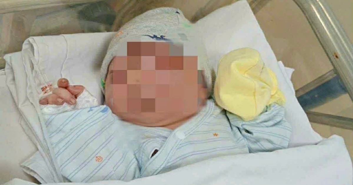 Bé gái sơ sinh còn nguyên dây rốn bị bỏ rơi bên bờ kênh ở TPHCM