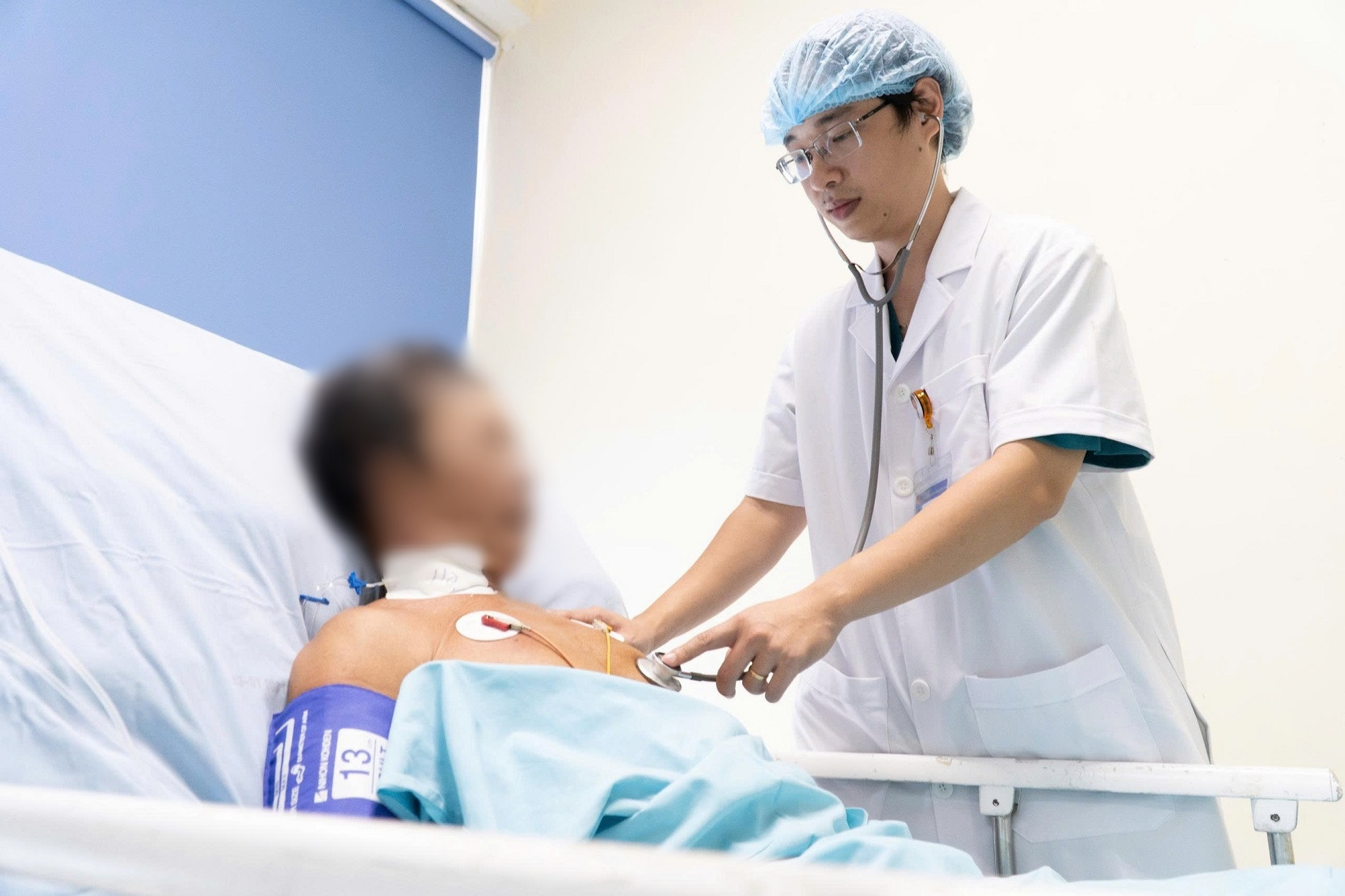 Bị ong vò vẽ đốt hơn 30 vết, cụ ông suýt mất mạng do sốc phản vệ nặng