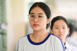 Cô giáo 25 năm dạy chuyên 'toát mồ hôi' khi giải đề thi tốt nghiệp môn Tiếng Anh
