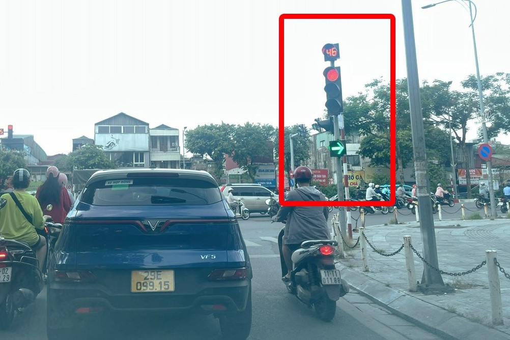 Đèn đỏ cho phép rẽ phải: Tài xế bất lực không thể đi vì đường quá bé