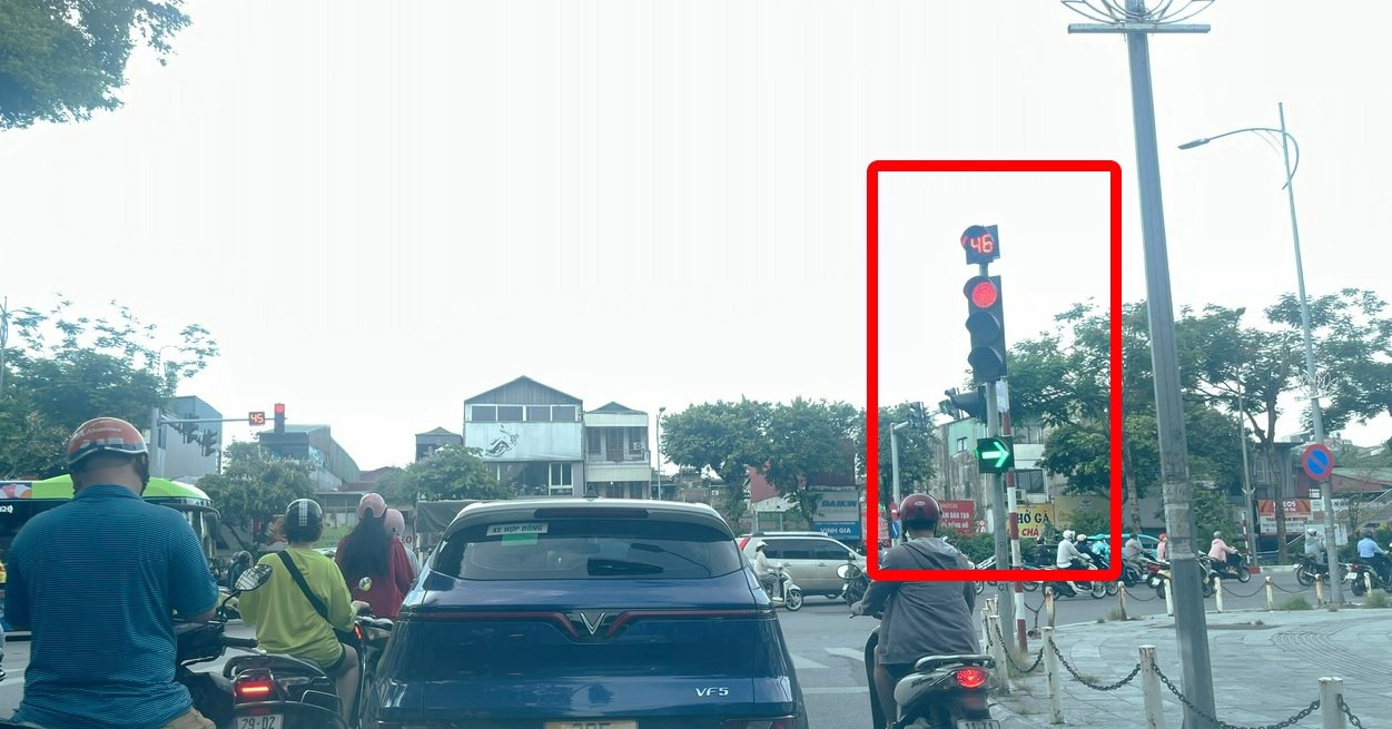 Đèn đỏ cho phép rẽ phải: Tài xế bất lực không thể đi vì đường quá bé