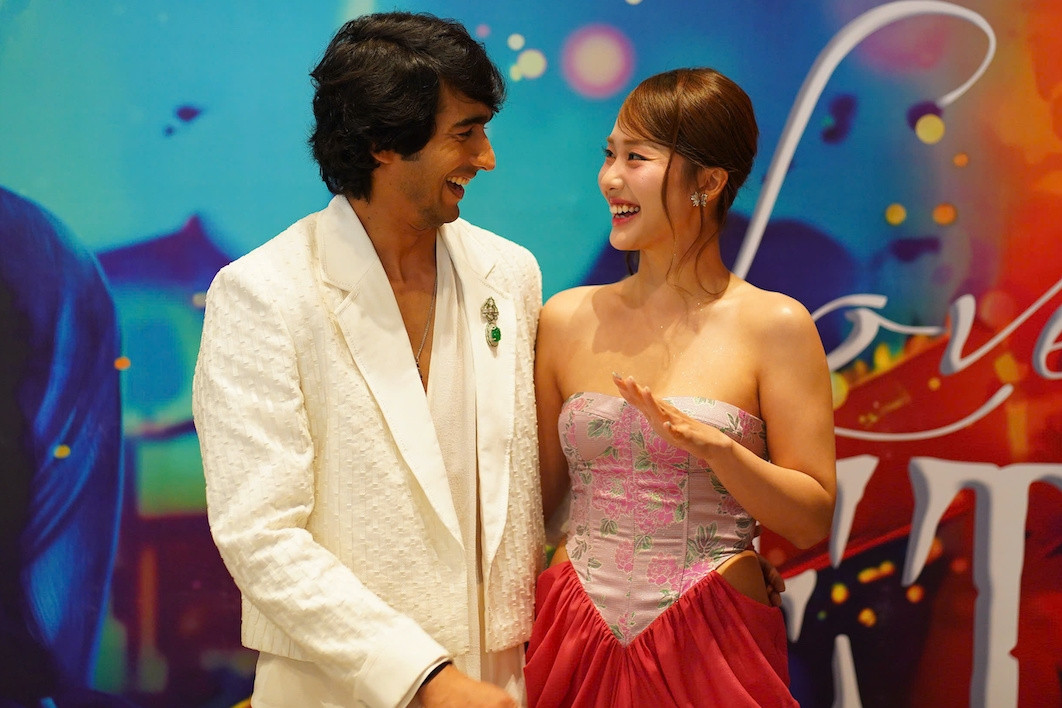 Diễn viên Khả Ngân tình tứ bên bạn diễn Ấn Độ