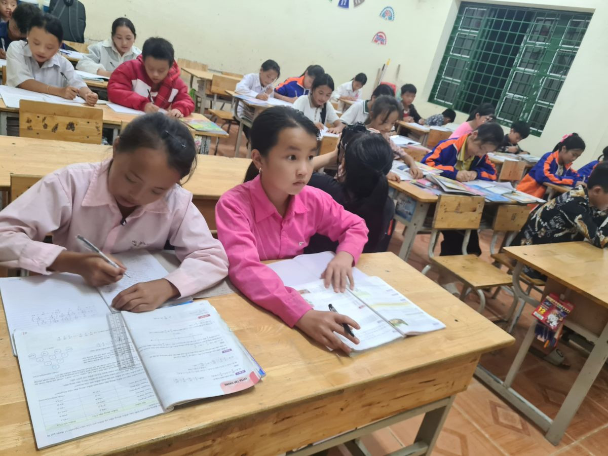 hoc sinh mien nui.jpg