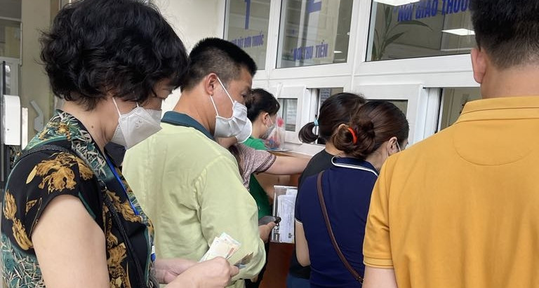 Lý do bệnh nhân thoát cảnh đi từ nửa đêm, xếp hàng chờ phát thuốc