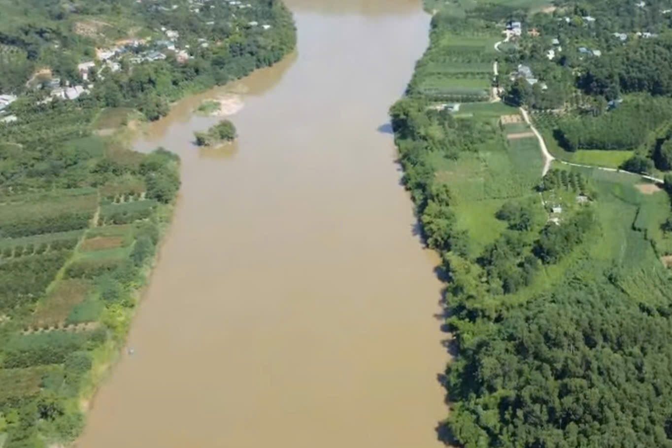 Phát hiện thi thể đang phân hủy, trên người mặc quần in hình ngoại tệ