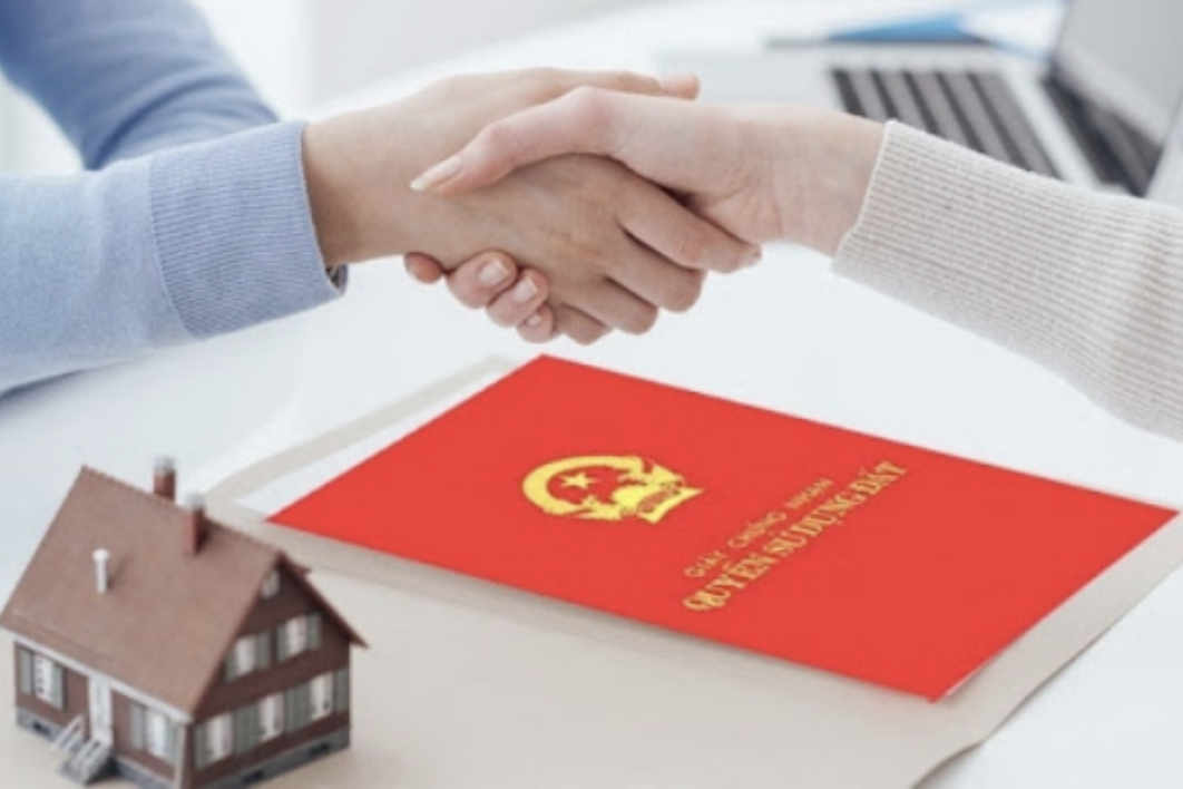 Sang tên sổ đỏ cho con, nên làm tặng cho hay lập di chúc thừa kế?