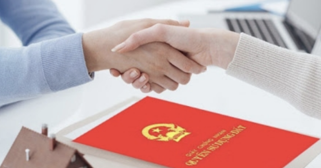 Sang tên sổ đỏ cho con, nên làm tặng cho hay lập di chúc thừa kế?