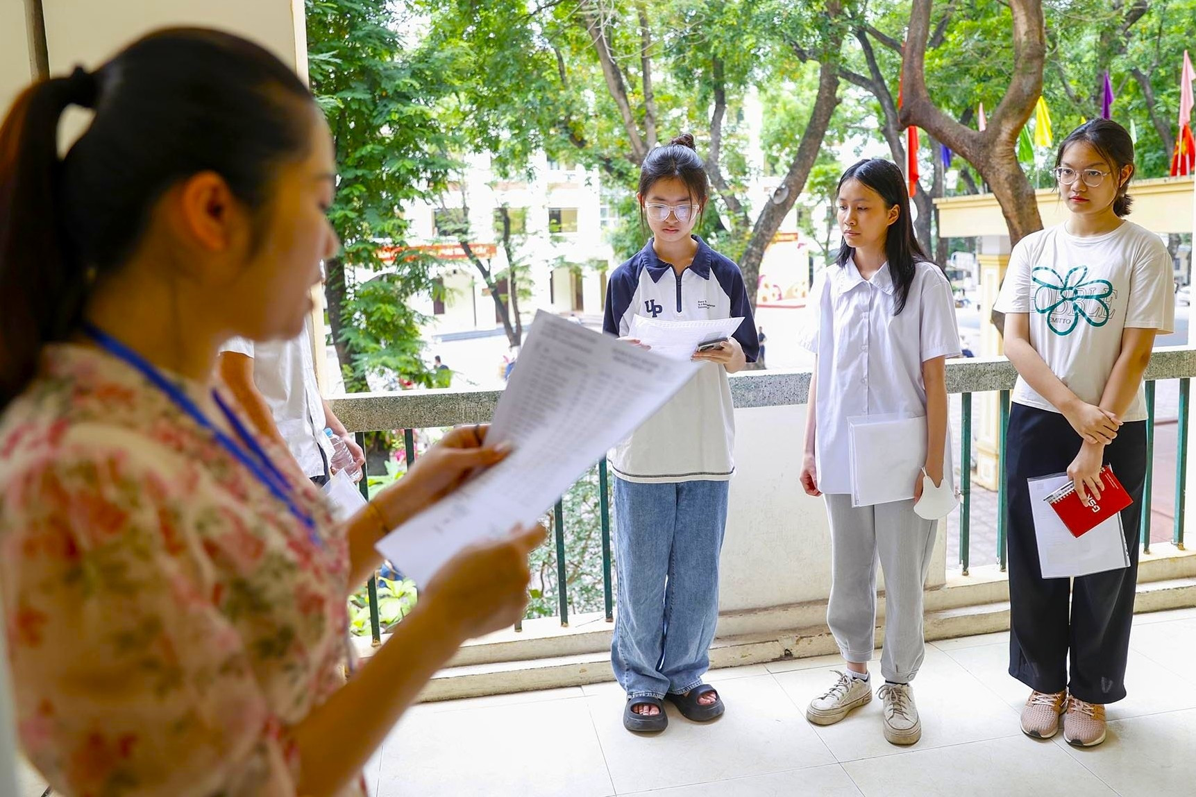 Sáp nhập phường, phụ huynh lo không kịp làm giấy tờ nhập học lớp 10 cho con