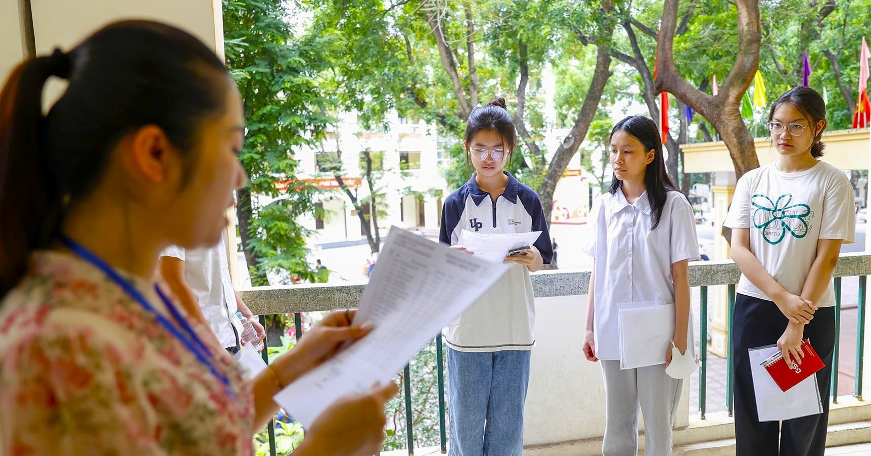 Sáp nhập phường, phụ huynh lo không kịp làm giấy tờ nhập học lớp 10 cho con
