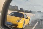 Siêu xe Ferrari bốc cháy ngùn ngụt giữa đường, nữ tài xế vẫn không hề hay biết