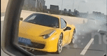 Siêu xe Ferrari bốc cháy ngùn ngụt giữa đường, nữ tài xế vẫn không hề hay biết