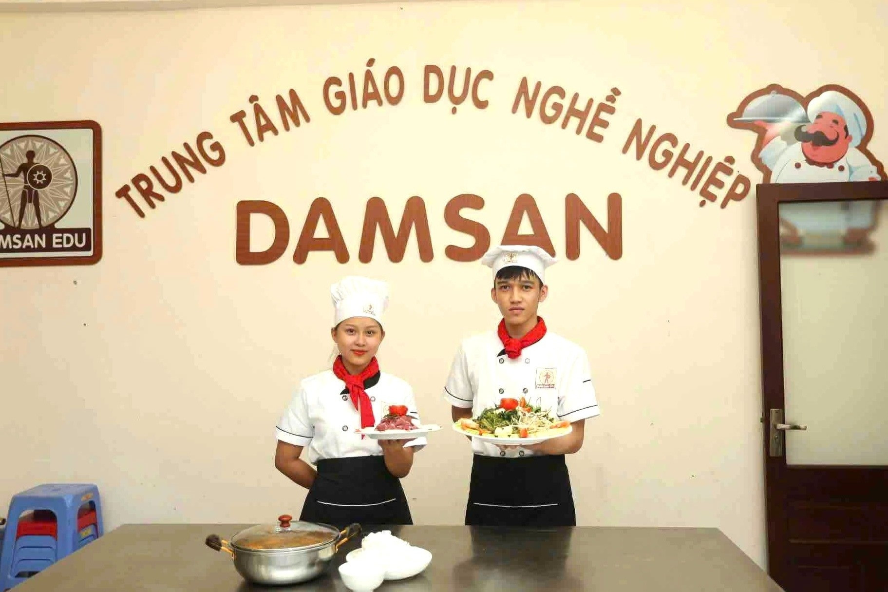Thanh niên dân tộc thiểu số có 'đường đi' mới, vừa học văn hóa vừa học nghề