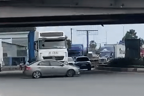 Thót tim cảnh xe container đẩy ô tô con trượt dài cả trăm mét trên quốc lộ