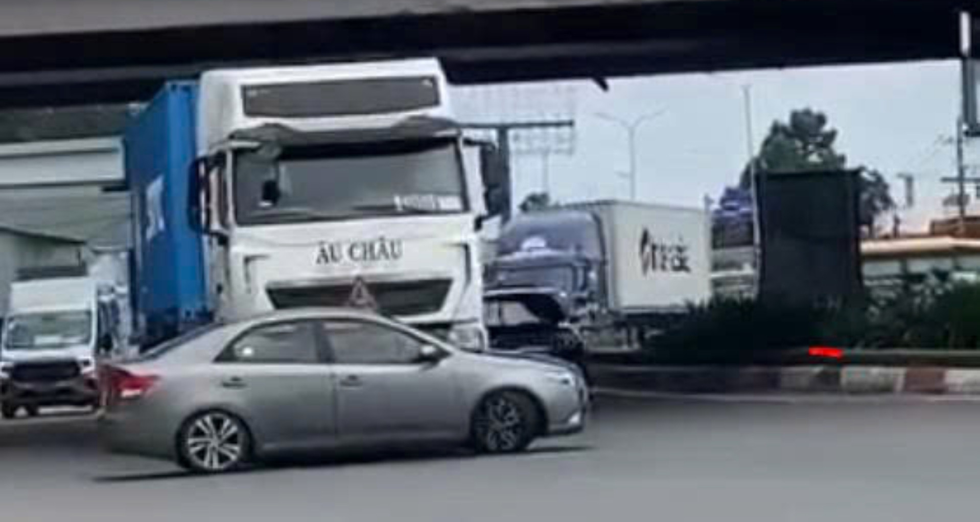 Thót tim cảnh xe container đẩy ô tô con trượt dài cả trăm mét trên quốc lộ