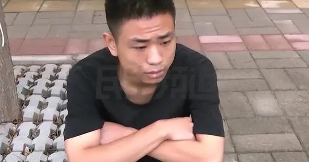 Trốn trong cốp xe theo dõi vợ ngoại tình, chồng nhận hậu quả cay đắng