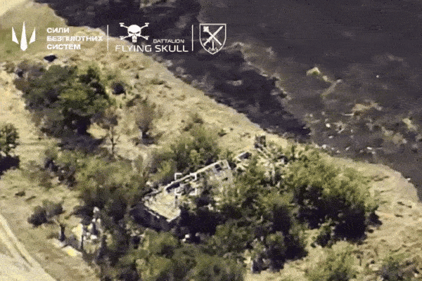 Video tiêm kích Ukraine thả bom đánh sập nhà máy sửa chữa UAV của Nga