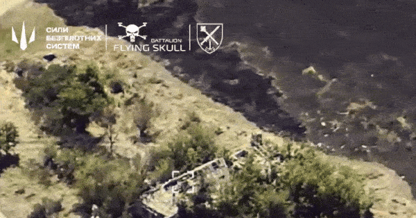 Video tiêm kích Ukraine thả bom đánh sập nhà máy sửa chữa UAV của Nga