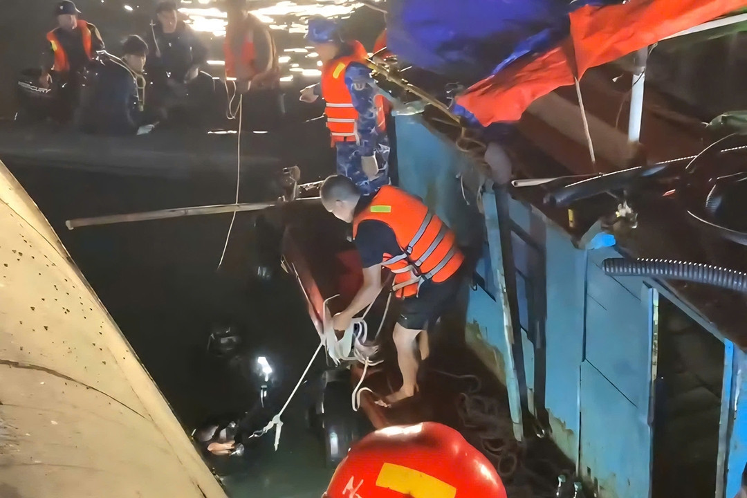 2 người sống sót sau nhiều giờ vật lộn trong nước lạnh, được ngư dân cứu vớt