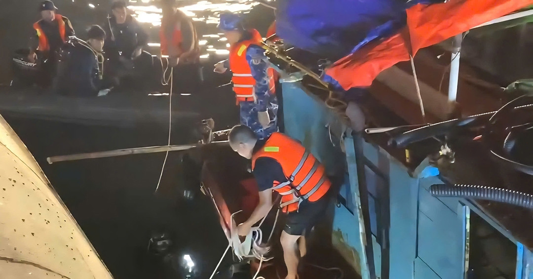 2 người sống sót sau nhiều giờ vật lộn trong nước lạnh, được ngư dân cứu vớt