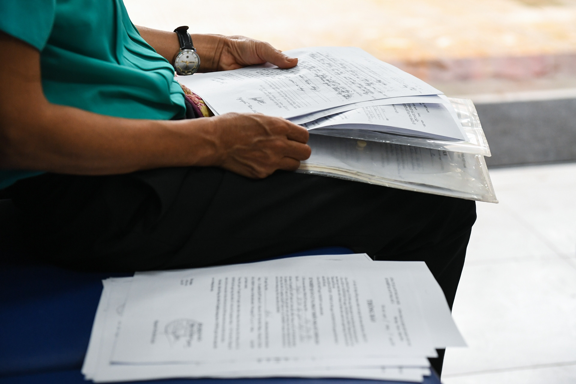 56 tuổi, bằng trung cấp có được tiếp tục làm công chức ở xã mới?