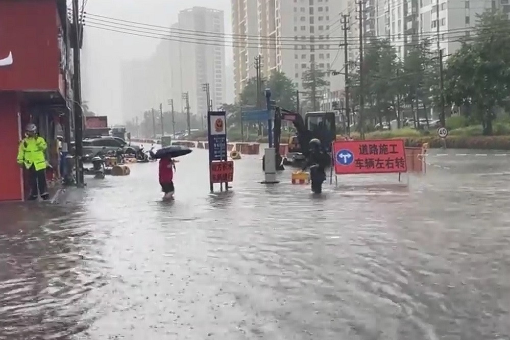 Bão Wipha áp sát, miền nam Trung Quốc oằn mình chống ngập lụt