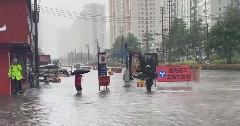 Bão Wipha áp sát, miền nam Trung Quốc oằn mình chống ngập lụt
