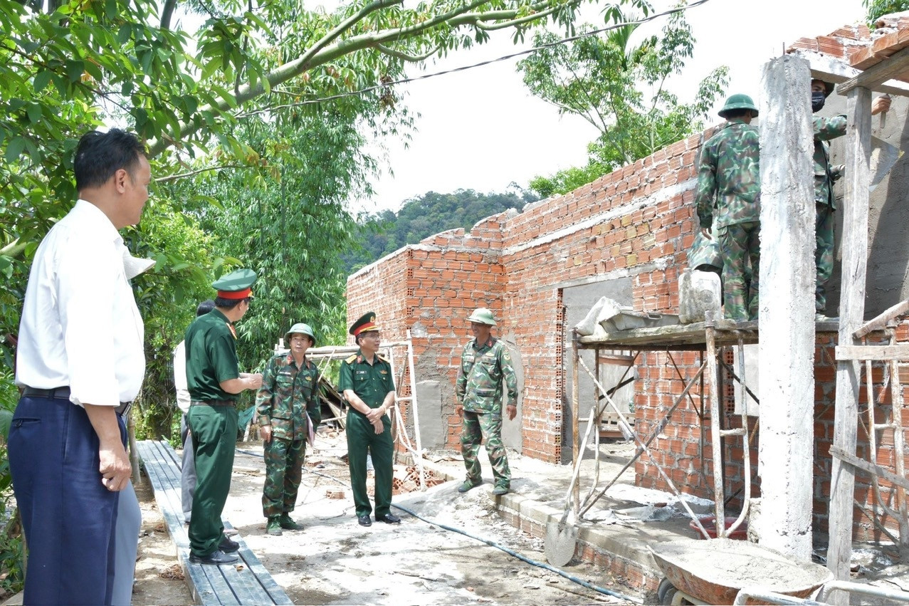 Bộ đội cõng vật liệu đi hơn 5km, chung tay xây nhà cho đồng bào ở vùng núi Ngọc Linh